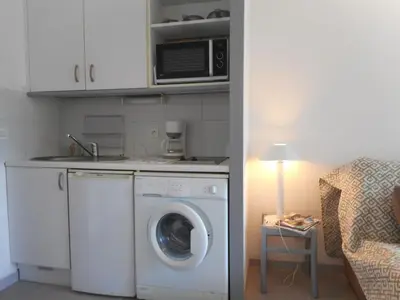 Cuisine ou kitchenette dans l'établissement Studio Accessible 2-4 Pers avec Terrasse Vue Mer WiFi - FR-1-252A-29