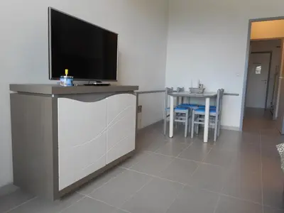 Télévision ou salle de divertissement dans l'établissement Studio Accessible 2-4 Pers avec Terrasse Vue Mer WiFi - FR-1-252A-29
