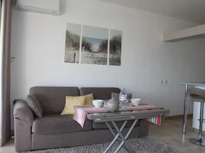 Coin salon dans l'établissement Appartement 2P, 4 couchages, climatisé avec parking à Villeneuve-Loubet Plage - FR-1-252A-30
