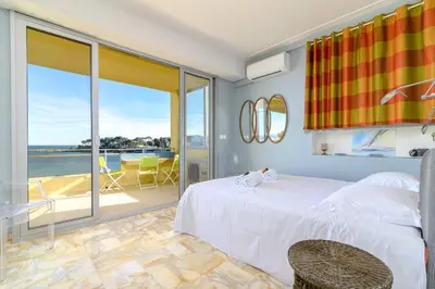 Un ou plusieurs lits dans un hébergement de l'établissement Appartement Bagatelle Exceptional location with stunning sea views