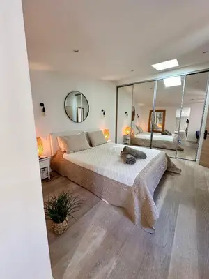 Un ou plusieurs lits dans un hébergement de l'établissement GORGEOUS BRAND NEW 2 BEDROOMS