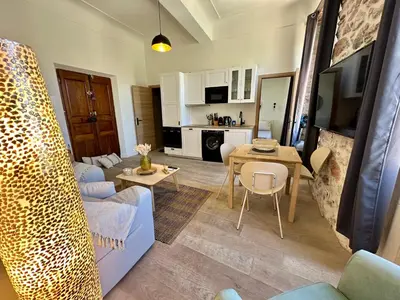 Cuisine ou kitchenette dans l'établissement GORGEOUS BRAND NEW 2 BEDROOMS