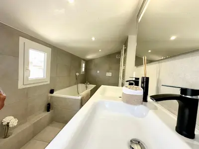 Salle de bains dans l'établissement GORGEOUS BRAND NEW 2 BEDROOMS