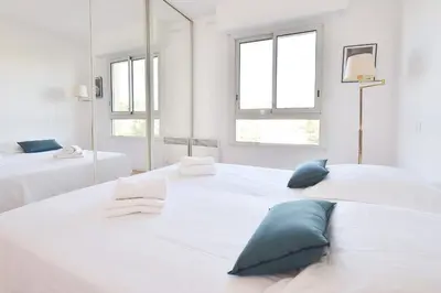 Un ou plusieurs lits dans un hébergement de l'établissement 3-Br Apartment Sea View Swimming Pool