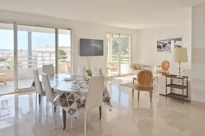 Télévision ou salle de divertissement dans l'établissement 3-Br Apartment Sea View Swimming Pool