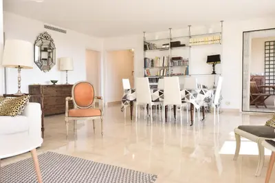 Coin salon dans l'établissement 3-Br Apartment Sea View Swimming Pool