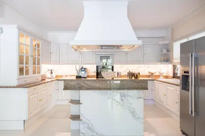 Cuisine ou kitchenette dans l'établissement Luxury Villa with SPA in Golfe-Juan - Sea View