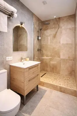 Salle de bains dans l'établissement Irin Hotel