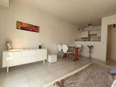 Cuisine ou kitchenette dans l'établissement Appartement 2 pièces avec terrasse à 100m de la plage - Parking privé, Antibes - FR-1-252-155