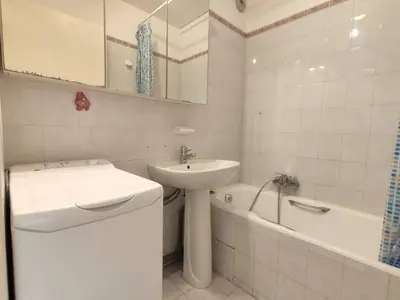 Salle de bains dans l'établissement Appartement 2 pièces avec terrasse à 100m de la plage - Parking privé, Antibes - FR-1-252-155