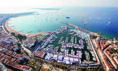 Vue générale sur la mer ou vue sur la mer prise depuis l'appartement