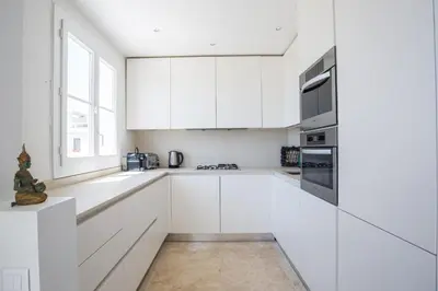 Cuisine ou kitchenette dans l'établissement Art Deco Luxury Apartment with Breath Taking View on Cannes Bay by Olidesi