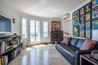 Télévision ou salle de divertissement dans l'établissement Art Deco Luxury Apartment with Breath Taking View on Cannes Bay by Olidesi