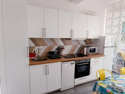 Cuisine ou kitchenette dans l'établissement Grand 2 pièces rénové climatisé, vieil Antibes, proche port