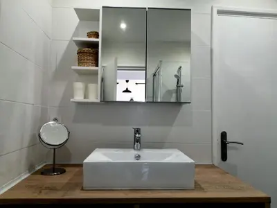 Salle de bains dans l'établissement Grand 2 pièces rénové climatisé, vieil Antibes, proche port