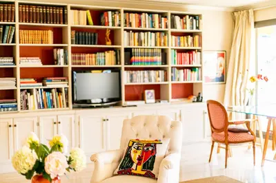 Bibliothèque dans l'appartement