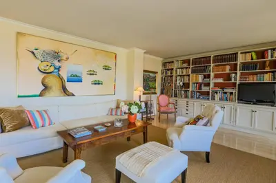 Télévision ou salle de divertissement dans l'établissement LE CHATEAU DE LA PINEDE AP4198 by Riviera Holiday Homes