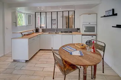 Cuisine ou kitchenette dans l'établissement Le Alex - 800m des plages - extérieur - Verrière Côte d'Azur