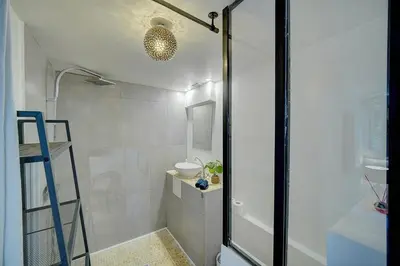 Salle de bains dans l'établissement Le Alex - 800m des plages - extérieur - Verrière Côte d'Azur