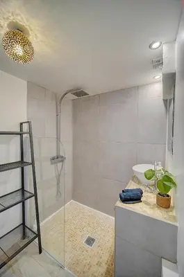 Salle de bains dans l'établissement Le Alex - 800m des plages - extérieur - Verrière Côte d'Azur