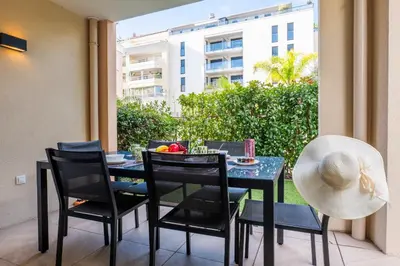 Coin salon dans l'établissement Palm Beach - swimming pool - beach at few steps