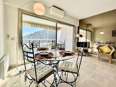 Coin salon dans l'établissement Appartement 2 Pièces avec Climatisation, 4 Couchages, à 100m de la Plage - FR-1-252A-33