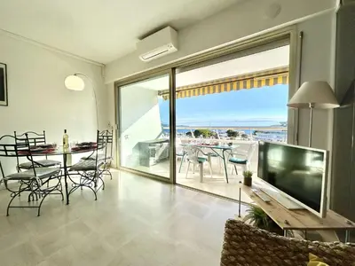 Télévision ou salle de divertissement dans l'établissement Appartement 2 Pièces avec Climatisation, 4 Couchages, à 100m de la Plage - FR-1-252A-33