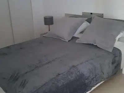 Un ou plusieurs lits dans un hébergement de l'établissement Villeneuve-Loubet : Appartement avec Terrasse, Climatisation et Garage - FR-1-252A-34