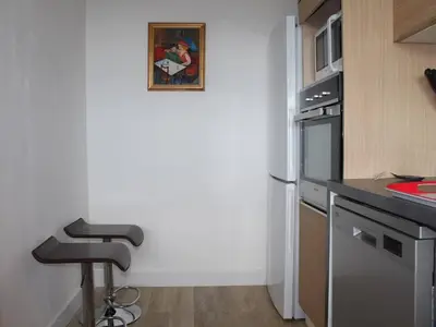 Cuisine ou kitchenette dans l'établissement Villeneuve-Loubet : Appartement avec Terrasse, Climatisation et Garage - FR-1-252A-34