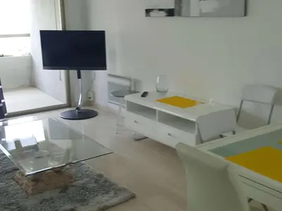 Télévision ou salle de divertissement dans l'établissement Villeneuve-Loubet : Appartement avec Terrasse, Climatisation et Garage - FR-1-252A-34