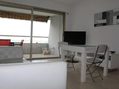 Télévision ou salle de divertissement dans l'établissement Villeneuve-Loubet : Appartement avec Terrasse, Climatisation et Garage - FR-1-252A-34