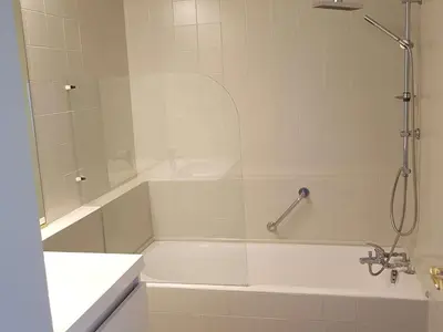 Salle de bains dans l'établissement Villeneuve-Loubet : Appartement avec Terrasse, Climatisation et Garage - FR-1-252A-34