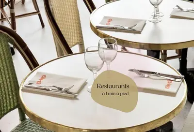 Restaurant ou autre lieu de restauration dans l'établissement Plage à pied au cœur du vieil Antibes