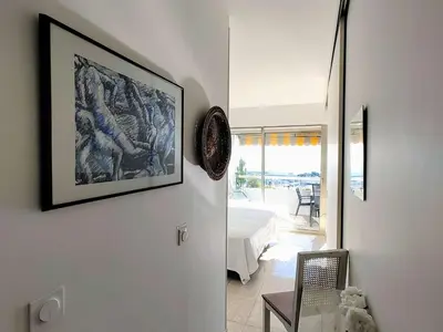 Coin salon dans l'établissement Appartement Moderne 4 Pers avec Clim et Parking, Villeneuve-Loubet Plage - FR-1-252A-36