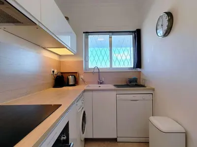 Cuisine ou kitchenette dans l'établissement Appartement Moderne 4 Pers avec Clim et Parking, Villeneuve-Loubet Plage - FR-1-252A-36