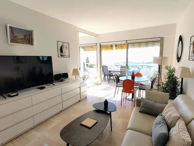 Télévision ou salle de divertissement dans l'établissement Appartement Moderne 4 Pers avec Clim et Parking, Villeneuve-Loubet Plage - FR-1-252A-36