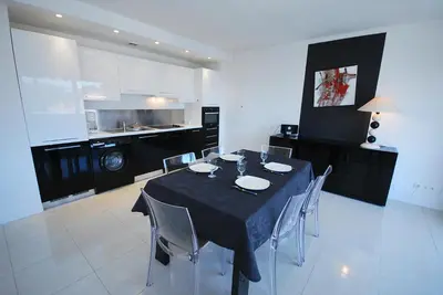 Cuisine ou kitchenette dans l'établissement T3 Pte Croisette Vue mer Plage à 100m