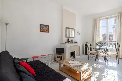 Coin salon dans l'établissement L'ESCAPADE CITADINE avec 2 chambres, proche de la Croisette, des plages et du Palais