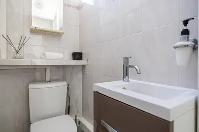 Salle de bains dans l'établissement L'ESCAPADE CITADINE avec 2 chambres, proche de la Croisette, des plages et du Palais