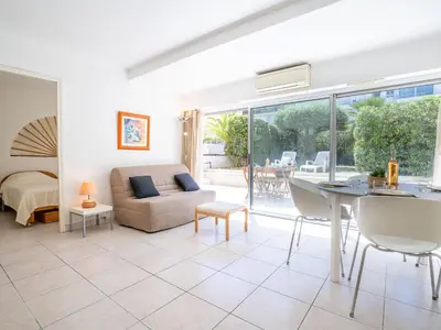 Coin salon dans l'établissement Apartment Cannes Bay-1 by Interhome