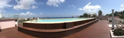 Piscine de l'établissement Apt Golfe Juan - 5min des plages - Parking privée - Piscine Rooftop ou située à proximité