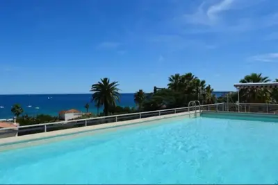 Piscine de l'établissement Apt Golfe Juan - 5min des plages - Parking privée - Piscine Rooftop ou située à proximité