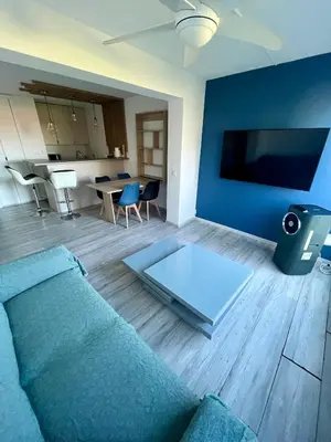 Télévision ou salle de divertissement dans l'établissement Apt Golfe Juan - 5min des plages - Parking privée - Piscine Rooftop
