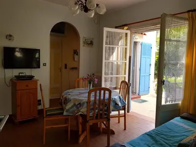 Télévision ou salle de divertissement dans l'établissement LiseManu