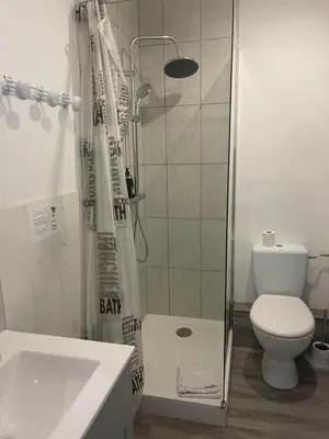 Salle de bains dans l'établissement Studios des Congrès et Festivals