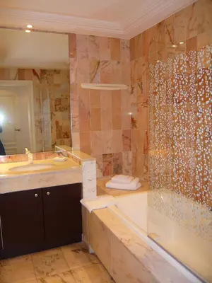 Salle de bains dans l'établissement Appartement Relais de la Reine Cannes Croisette