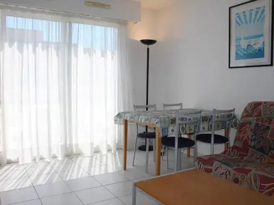 Coin salon dans l'établissement Appartement 3 pièces avec piscine, proche plage et commerces - Villeneuve-Loubet, idéal pour 4 personnes - FR-1-252A-40