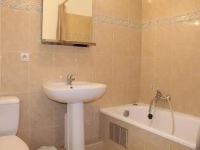 Salle de bains dans l'établissement Appartement 3 pièces avec piscine, proche plage et commerces - Villeneuve-Loubet, idéal pour 4 personnes - FR-1-252A-40