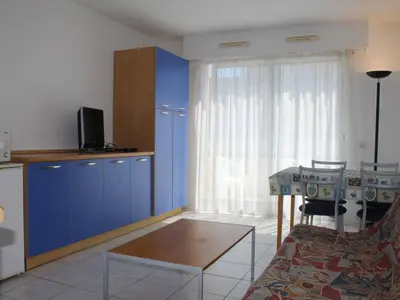 Télévision ou salle de divertissement dans l'établissement Appartement 3 pièces avec piscine, proche plage et commerces - Villeneuve-Loubet, idéal pour 4 personnes - FR-1-252A-40