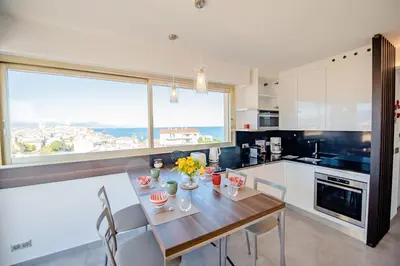 Cuisine ou kitchenette dans l'établissement High Standing with Incredible Old Antibes and Sea views